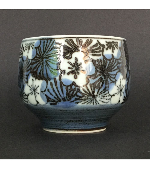 Cuenco para té con flores de cerezo en azul y negro