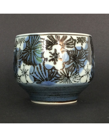 Cuenco para té con flores de cerezo en azul y negro