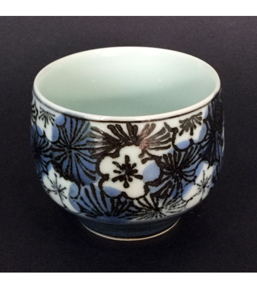 Cuenco para té con flores de cerezo en azul y negro