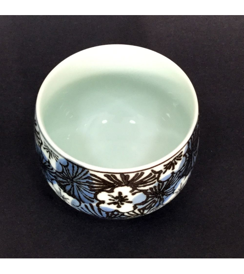 Cuenco para té con flores de cerezo en azul y negro