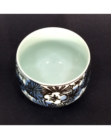 Cuenco para té con flores de cerezo en azul y negro