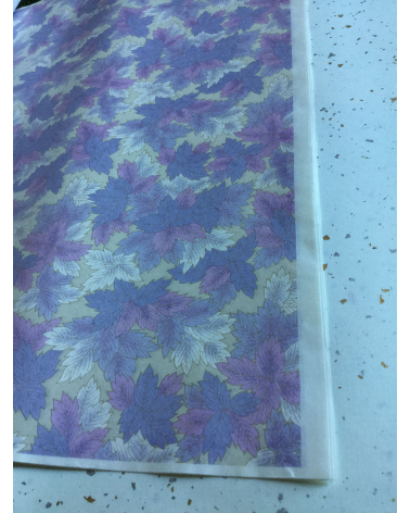 Papel washi decorado hojas de peonías lila y fondo blanco