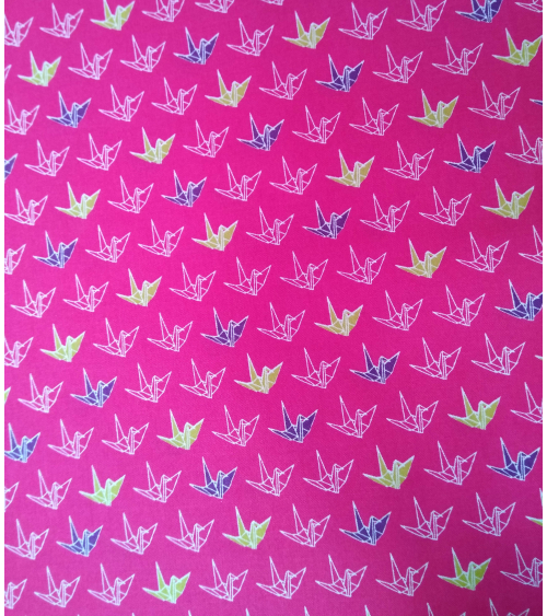 Tela japonesa. Grullas sobre fondo fucsia