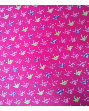 Tela japonesa. Grullas sobre fondo fucsia