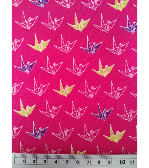 Tela japonesa. Grullas sobre fondo fucsia