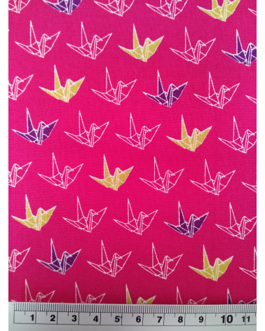 Tela japonesa. Grullas sobre fondo fucsia