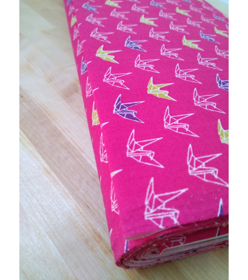 Tela japonesa. Grullas sobre fondo fucsia