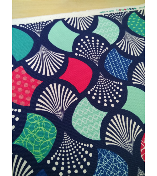 Tela japonesa tipo oxford. Azul Navy con abanicos coloridos.