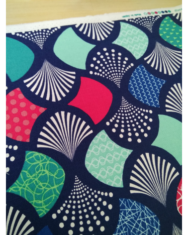 Tela japonesa tipo oxford. Azul Navy con abanicos coloridos.