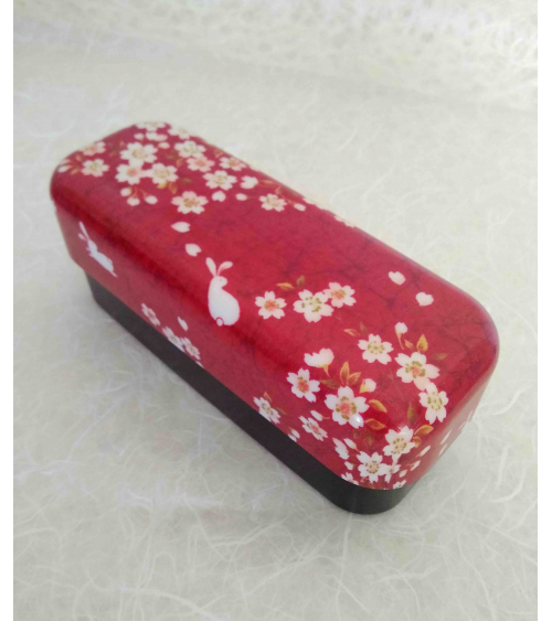 Bento box (lunch box) alargada conejitos y sakura sobre rojo