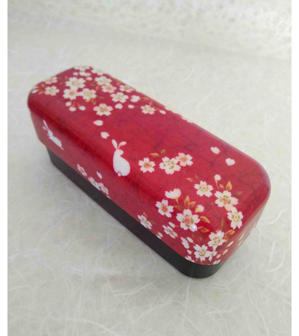 Bento box (lunch box) alargada conejitos y sakura sobre rojo