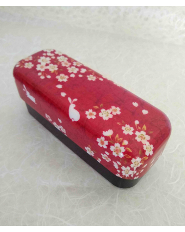Bento box (lunch box) alargada conejitos y sakura sobre rojo