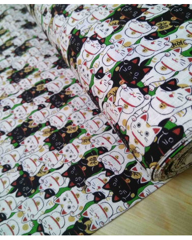 Tela japonesa. Dobby Maneki nekos sobre verde.