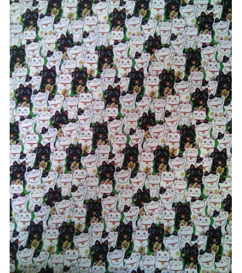 Tela japonesa. Dobby Maneki nekos sobre verde.