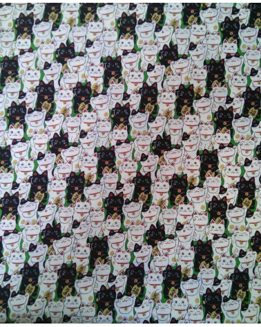 Tela japonesa. Dobby Maneki nekos sobre verde.
