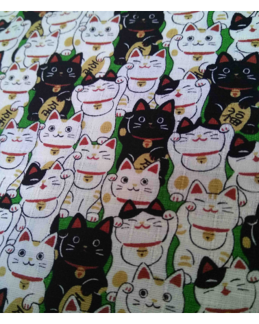 Tela japonesa. Dobby Maneki nekos sobre verde.
