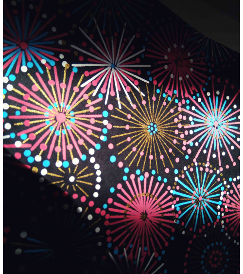 Papel japonés decorativo fuegos artificiales sobre fondo negro