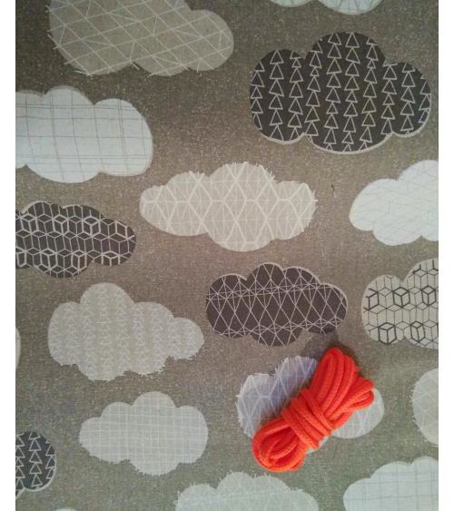 Tela japonesa. Nubes en gris.