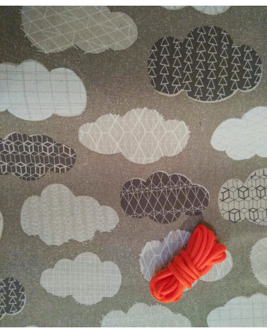 Tela japonesa. Nubes en gris.
