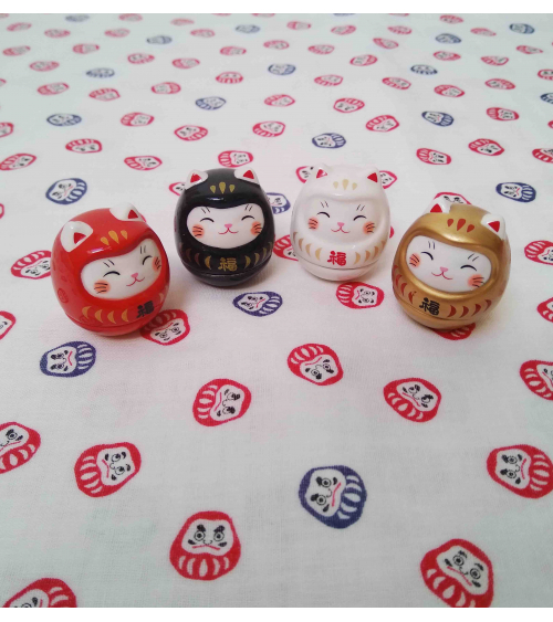 Amuleto daruma-neko rojo 4,5 cm.