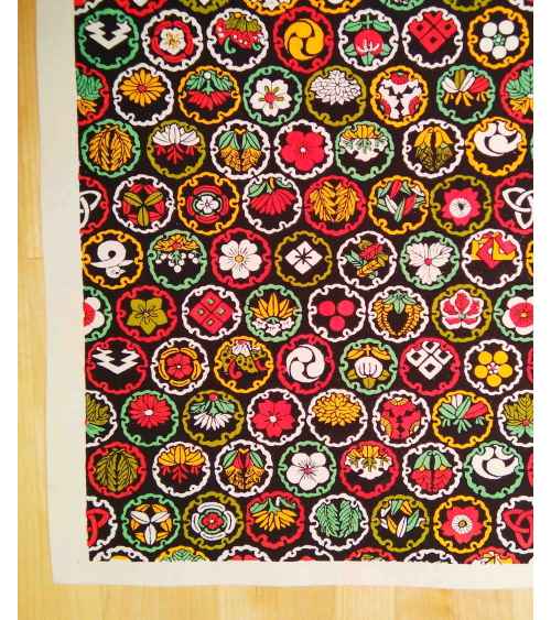 Chiyogami de escudos multicolores sobre negro