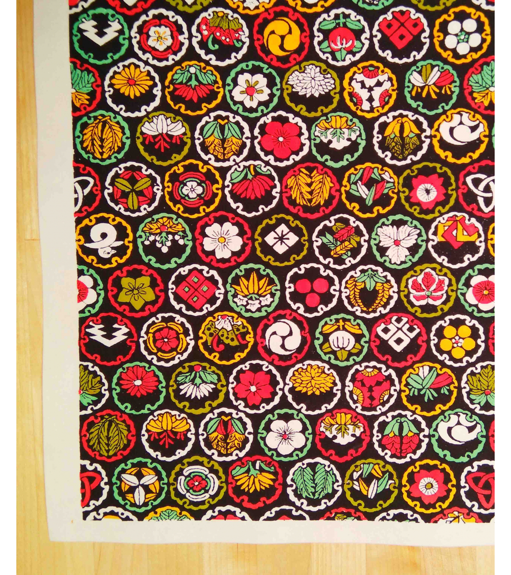 Chiyogami de escudos multicolores sobre negro