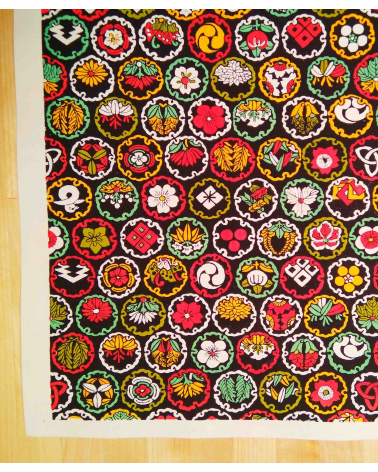Chiyogami de escudos multicolores sobre negro