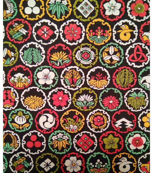 Chiyogami de escudos multicolores sobre negro