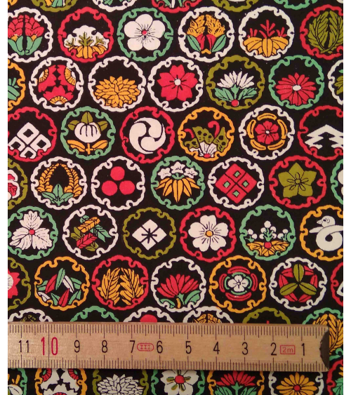 Chiyogami de escudos multicolores sobre negro