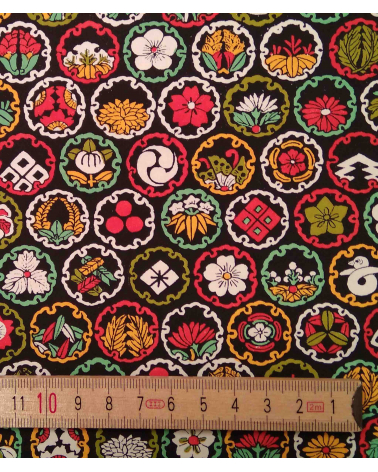 Chiyogami de escudos multicolores sobre negro