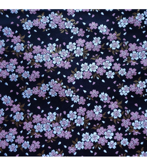Brocado sakuras rosas y blancas sobre fondo negro (desde arriba)