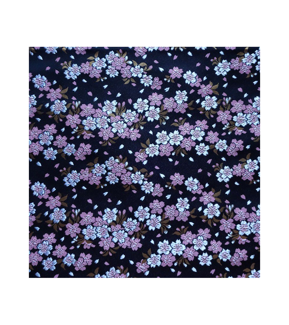 Brocado sakuras rosas y blancas sobre fondo negro (desde arriba)