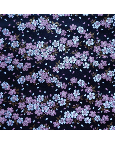 Brocado sakuras rosas y blancas sobre fondo negro (desde arriba)