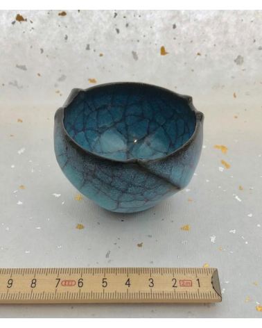 Vaso de sake craquelado azul de Akira Matsuda.