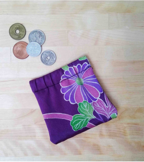Portamonedas de seda de kimono flores.