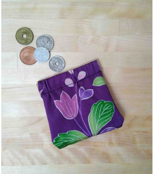 Portamonedas de seda de kimono flores.