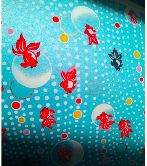 Papel japonés decorativo carpas sobre fondo azul perlado