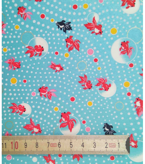 Papel japonés decorativo carpas sobre fondo azul perlado