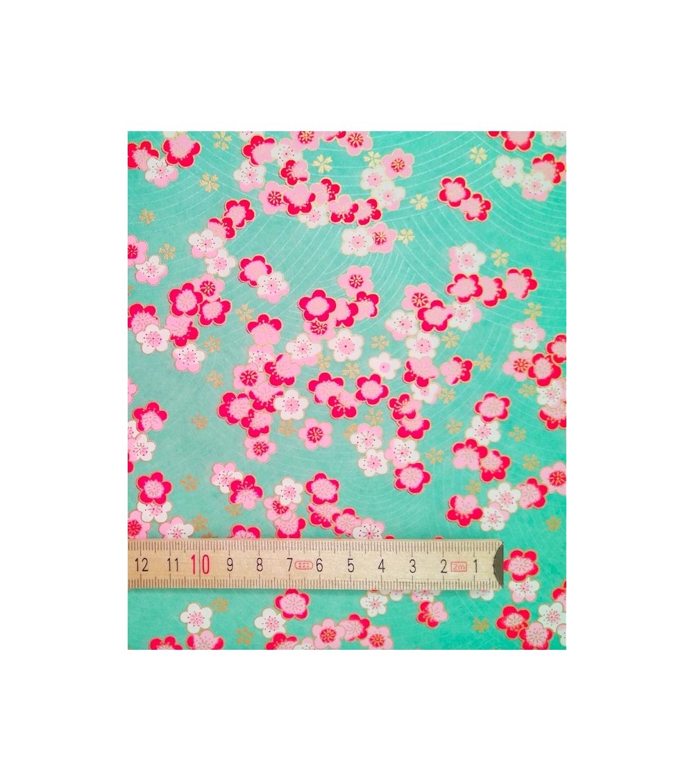 Papel japonés decorativo carpas sobre fondo blanco perlado