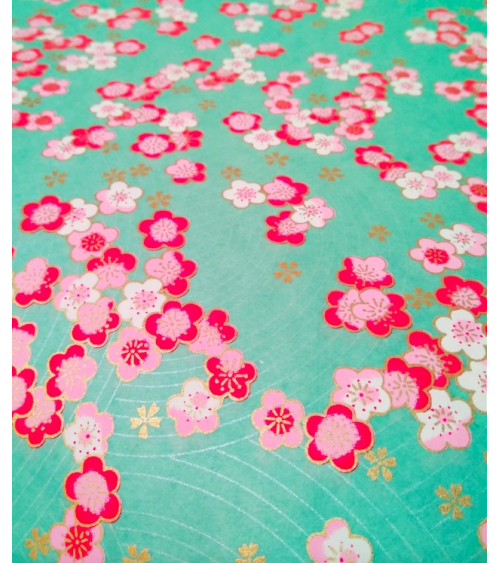 Papel japonés decorativo carpas sobre fondo blanco perlado