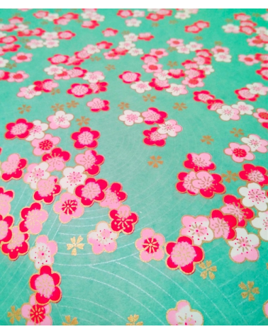 Papel japonés decorativo carpas sobre fondo blanco perlado