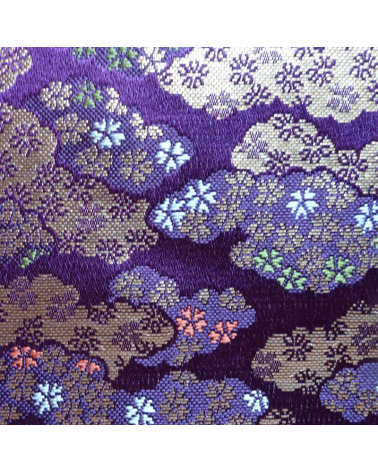 Brocado púrpura con nubes y flor de cerezo (kumo y sakura)