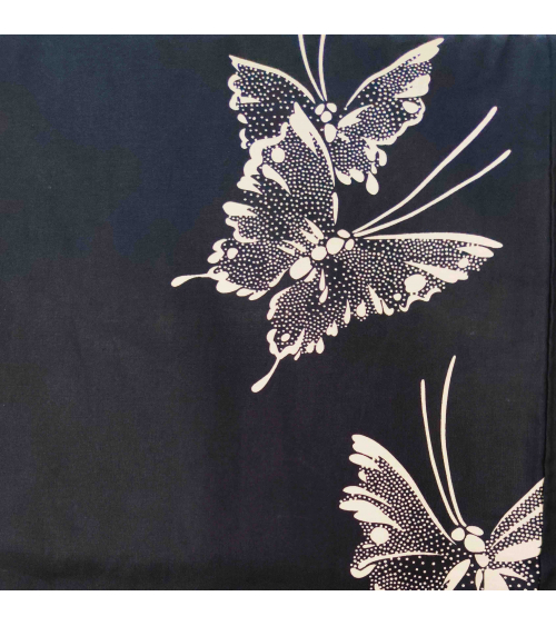 Yukata japonés azul marino con mariposas.