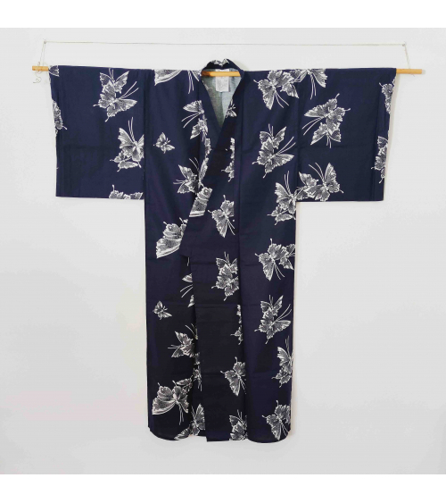 Yukata japonés azul marino con mariposas.