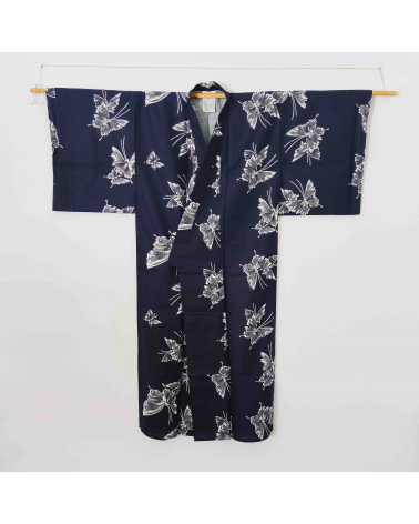 Yukata japonés azul marino con mariposas.