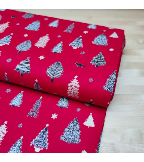 Tela japonesa de Navidad con abetos en rojo.