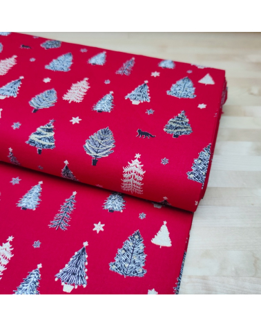 Tela japonesa de Navidad con abetos en rojo.
