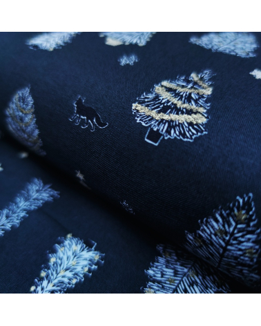 Tela japonesa de Navidad con abetos en negro.