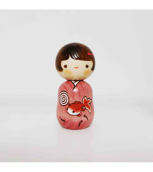 Kokeshi Niña con carpa koi