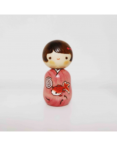 Kokeshi Niña con carpa koi